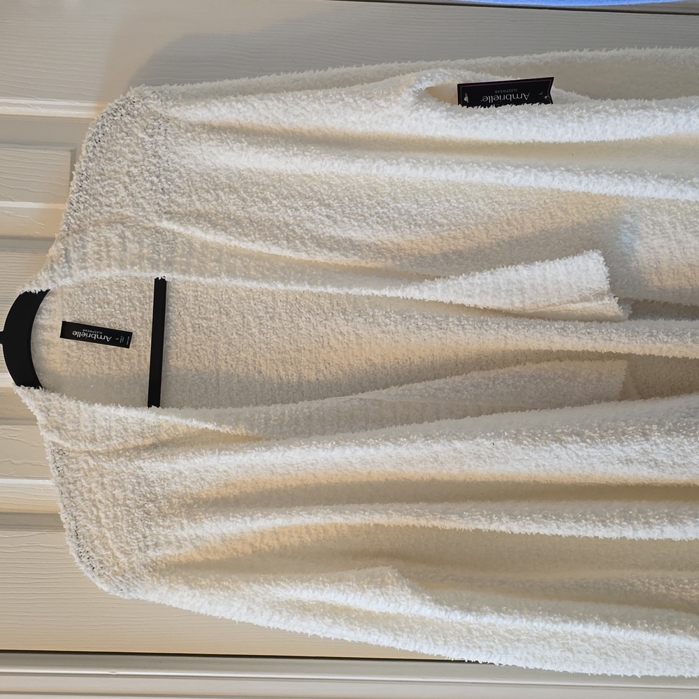 AMBRIELLE BRAND WOMEN'S "POLAR BEAR" WHITE WARM, SOFT ROBE SIZE LARGE